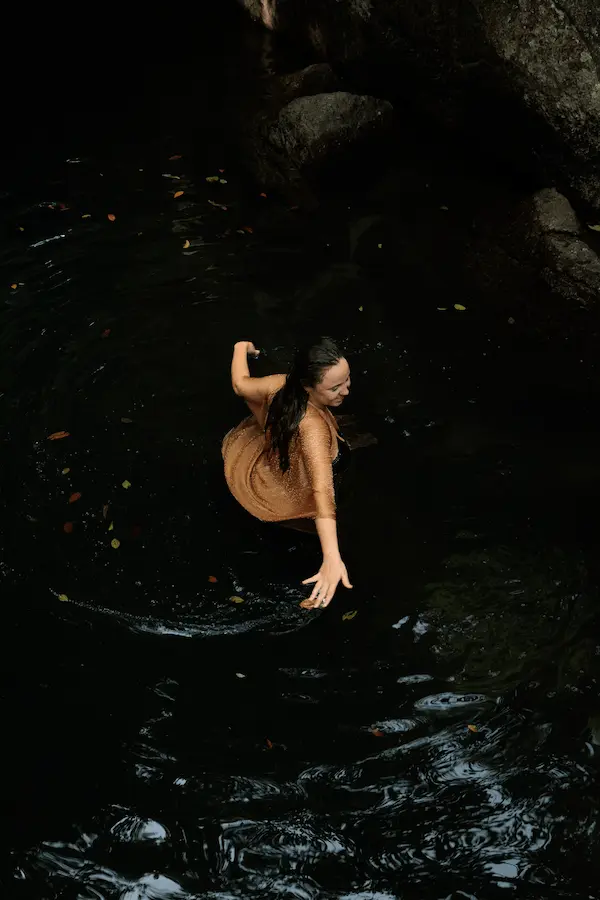 Vortex dans l'eau créé par Laëtitia dans une rivière