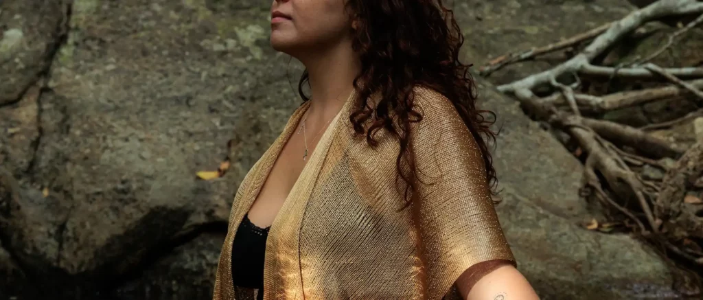 Laëtitia avec un châle doré