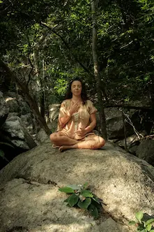 Laëtitia médite sur une pierre