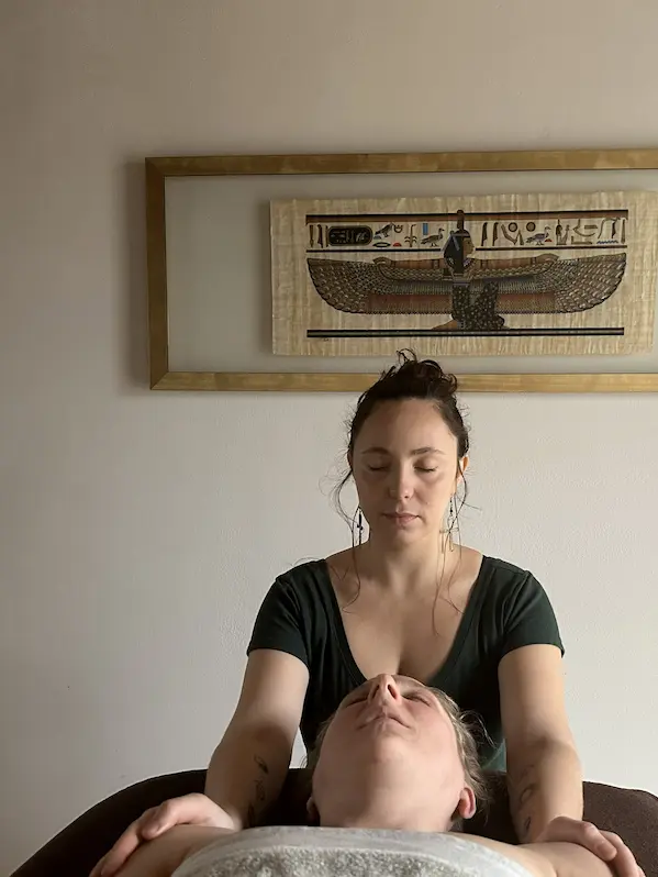 Massage énergétique par Laëtitia dans son cabinet à Toulouse