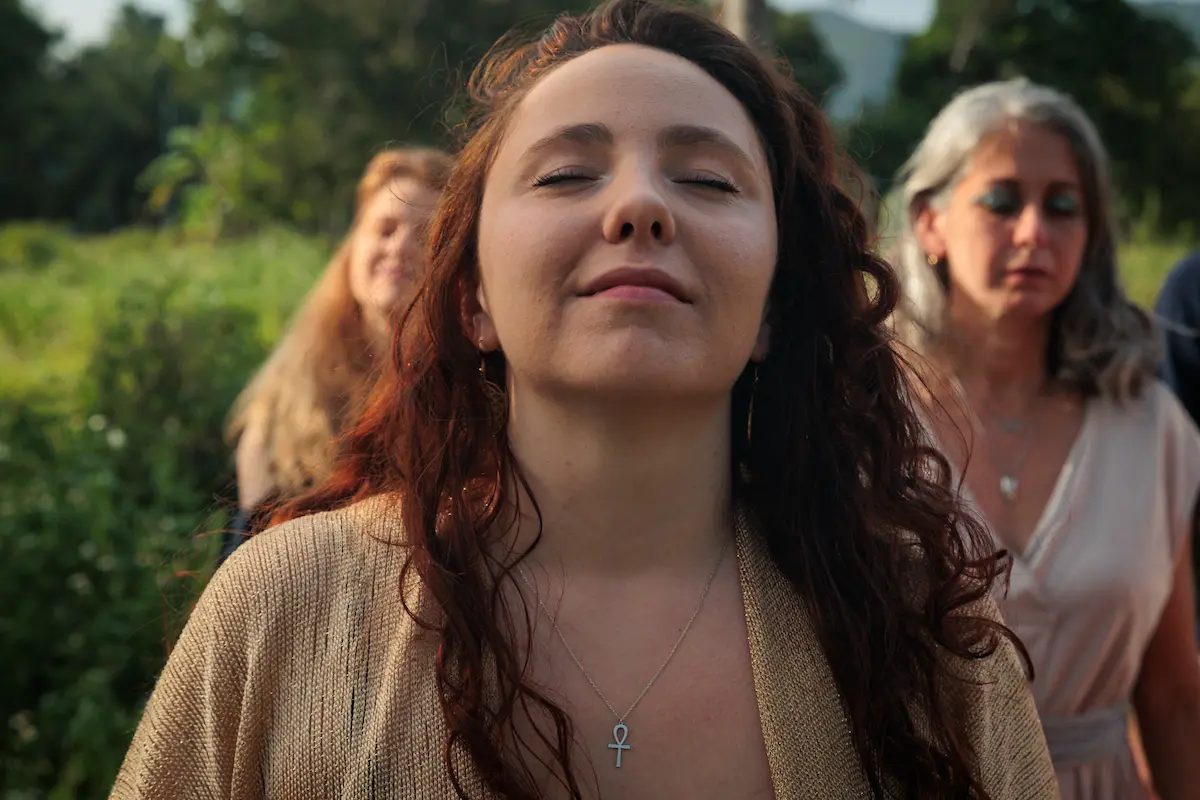 Laëtitia en paix dans la forêt avec d'autres femmes