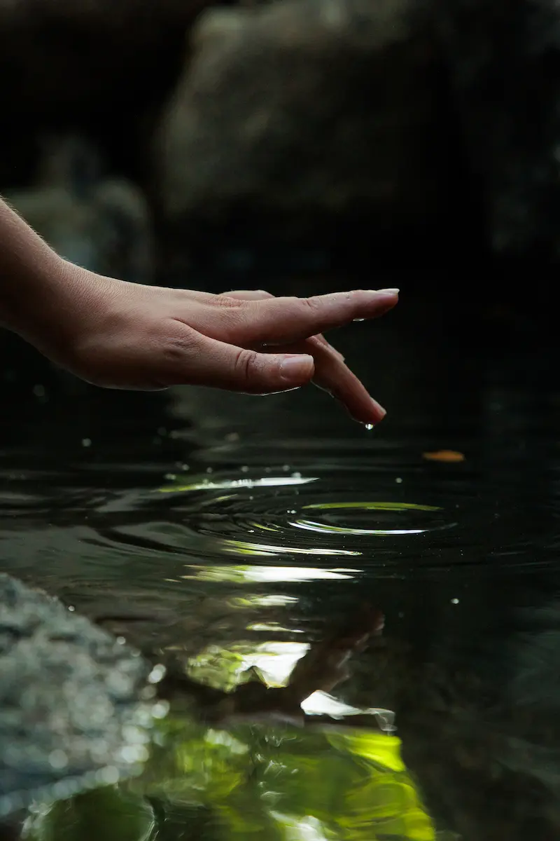 Doigts touchent l'eau