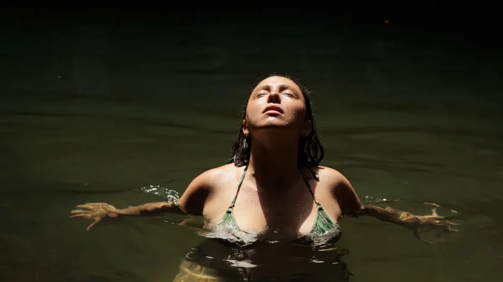 Laëtitia réceptive dans une rivière